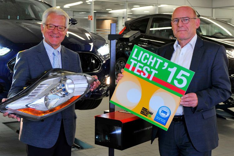 Lichttest im Ländle: Harry Brambach (li.), Präsident Kfz-Gewerbe Baden-Württemberg, und Winfried Hermann, Verkehrsminister Baden-Württemberg. (Foto: Landesverband)