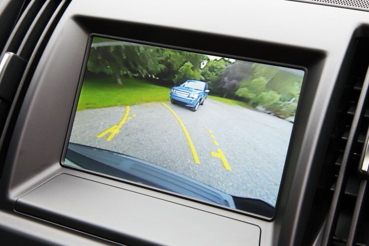 Für mehr Komfort sorgen je nach Ausstattungslinie oder optional eine Rückfahrkamera, moderne Audiosysteme sowie eine Standheizung. Ledergestühl gibt es ebenfalls. (Foto: Land Rover)