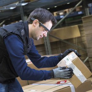 Die Entwickler versprechen sich in der Kommissionierung von Paketen und Produkten Vorteile durch die Brille.