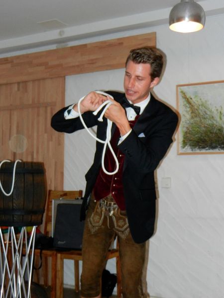 Zauberkünstler Florian Otto lehrte die Gäste, ihren Augen nicht immer zu trauen. (Rainer Korda)