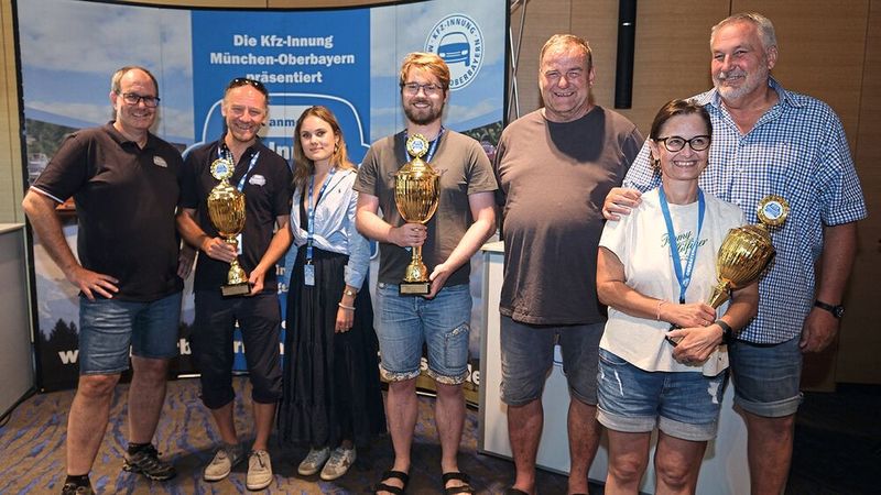 Die Gesamtsieger: (v. l.) Andreas Brachem, Geschäftsführer der Innung München und Oberbayern, Thomas und Eva-Marie Schumann (2. Platz), Thomas Schilling jun. und Thomas Schilling sen. (1. Platz) sowie Kitti und Franz Kettl (3. Platz). (Bild: Holger Zietz - VCG)