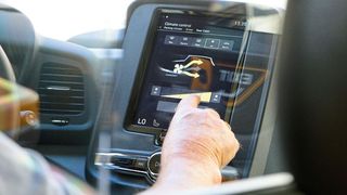 Der Fahrer ist durch eine Scheibe von den Passagieren getrennt. (Bild: LEVC)