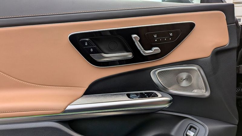 Die Sitzverstellung in der Türverkleidung ist seit Jahrzehnten eine Mercedes-Spezialität. Aber wenn man ins Auto einsteigt, nachdem eine sehr kleine Person darin gesessen hat, dann möchte man vielleicht den Sitz nach hinten fahren, bevor man die Tür schließt... Auch das Einschalten der Sitzheizung und -belüftung fällt schwer, weil man dafür die Hand unschön verdrehen und zudem genau zielen muss. (Bild: Simon – VCG)