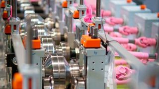 Einmal mehr ist Wasserstoff ein Helfer, um ein Metall emissionsärmer zu bearbeiten. Diesmal geht es um das Leichtmetall Magnesium, das hier in einer Umformanlage zu sehen ist. Freiberger Forscher verraten hier, was es mit Wasserstoff und Magnesium aufsich hat. (Bild: TU Bergakademie Freiberg)