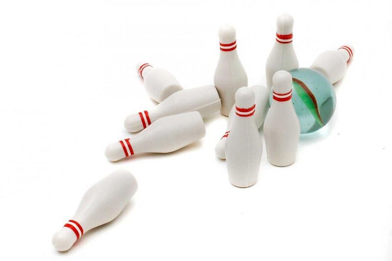 Für alle, die von Bowling nicht genug haben können: Das elfteilige Mini-Bowling-Set eignet sich perfekt für einige kurze Strikes in der Mittagspause und auf die unbequemen, verschwitzten Bowlingschuhe kann man auch getrost verzichten. Mit diesem Gadget von geheimshop.de für schlappe 3,90 Euro plus Versand können Sie allen im Büro zeigen, wer der wahre 