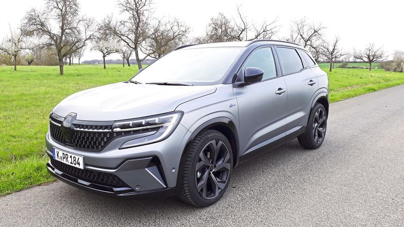 Der Austral baut auf der CMF-CD-Plattform von Renaults Kooperation mit Nissan/Mitsubishi auf. Auch deshalb fällt das Platzangebot für Fahrer, Mitfahrer und Gepäck sehr groß aus. Das Design ist gefällig, die seitlichen Einzüge in den Türen und der Absatz in der Fensterführung Mitte/hinten verleihen dem SUV einen eigenständigen Look. Die getestete Ausstattungsvariante „Techno Esprit Alpine“ glänzt mit einem Nichtglanz-, sprich Mattlack, großen 20-Zoll-Rädern und zahlreichen weiteren Features. (Bild: Dominsky – VCG)