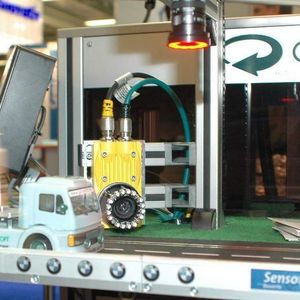 Gefasoft Automatisierung und Software aus Regensburg stellte eine Automation zur Beschriftungserkennung von runden Gefäßen mittels moderner Kameratechnik auf dem Gemeinschaftsstand des Clusters Sensorik auf der Fachmesse Sensor+Test vor.