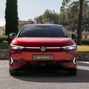 Neben Matrixlicht bringt der ID 7 GTX auch die durchgehende Lichtleiste serienmäßig mit.(Bild:  VW)