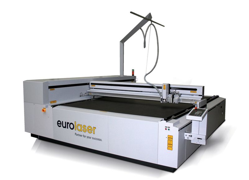 Das grossformatige CO2-Lasersystem «XL-3200» mit Leistungen bis zu 600 Watt hat eine Bearbeitungsfläche von 2270 mal 3200 Millimeter und eignet sich für die Verarbeitung von Nichtmetallen. (Bild: Eurolaser)