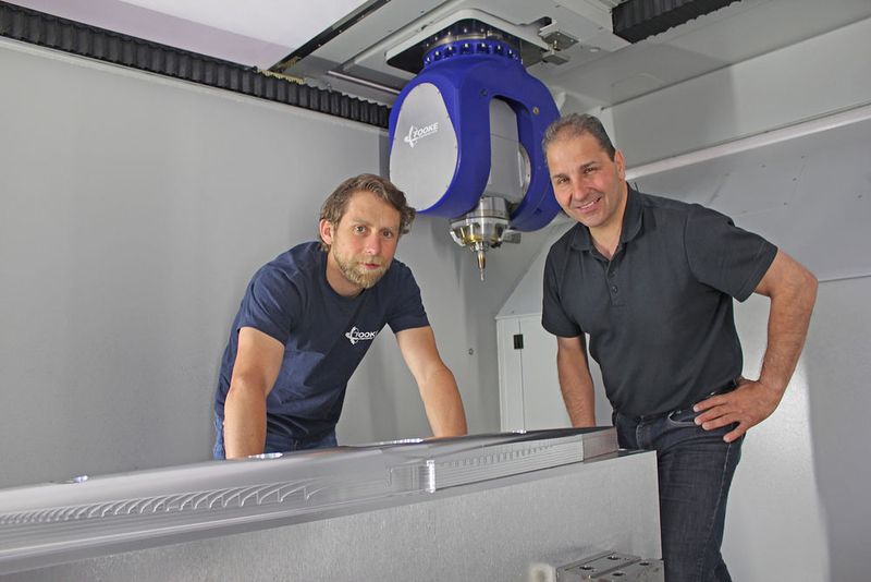 Michael Nagel (links), Leiter Vorführzentrum/Anwendungstechnik bei Fooke, und Walter Schmidt, Work-NC-Fachmann bei Vero, freuen sich über die guten Fräsergebnisse. (Bilder: Vero)