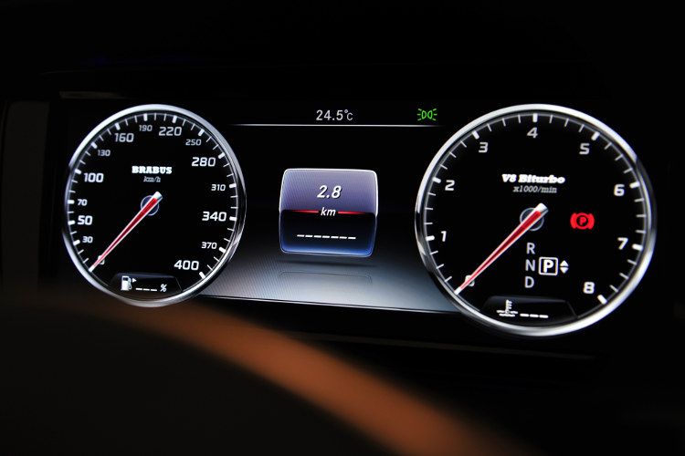 Der Digitaltacho wurde kaum verändert.  (Foto: Brabus)