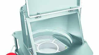 Einfülltrichter mit integriertem Vibrationssieb und automatischer Grobgutausschleusung (Bild: © Fotoatelier Bernhard e.K.)