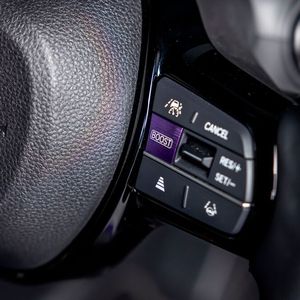 Sogar ein Abstandstempomat bietet der Super-N. Die Bedienknöpfe dafür befinden sich direkt neben dem Boost-Knopf(Bild:  Honda)