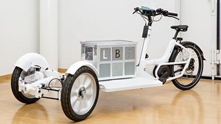 Leicht, zuverlässig und sogar intelligent ist das sogenannte „Lasten-LeichtBauFahrrad“ (L-LBF). Es beweise, wieviel Potenzial der funktionsintegrierte Leichtbau für die Mobilität biete. Die Forschenden präsentieren es zur IAA Mobility vom 7. bis 12. September in München. (U. Raapke / Fraunhofer-LBF)