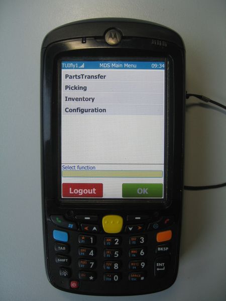 Die Lager- und Kommissioniermitarbeiter von TUI fly halten den Support für ihre präzise Arbeit buchstäblich in der Hand: Sie werden bei ihren Arbeiten per mobilem Datengerät und der Software des Mobile Device System (MDS) auf kürzestem Wege und fehlerfrei durch das Lager geführt. (Bild: TUI fly)