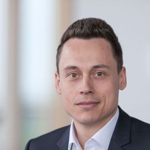 Stefan Nitsche, Bereichsleiter Hauptprodukte bei Hainbuch, zum Thema cyberphysikalische Spannmittel: „Die Ist-Spannkraft wird kontinuierlich am Werkstück gemessen, was bei zunehmend diffizilen Bauteilen einen wichtigen Faktor bei der Prozessstabilität ausmacht.“(Bild:  Hainbuch)