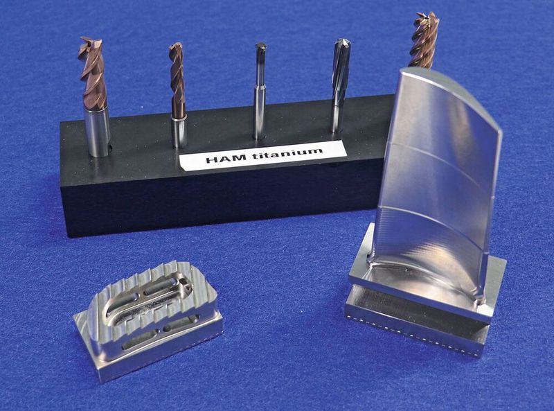 In einem Workshop präsentierte HAM Präzision 2023 seine neue Produktlinie zur Titanbearbeitung: Verschiedene Praxisteile aus Titanlegierungen, wie ein Wirbelsäulenimplantat und eine Turbinenschaufel, wurden nass und mit dem Knoll AerosolMaster mit den gleichen Schnittwerten gefertigt. Das Ergebnis: gleiche Präzision und Oberflächengüte. (Bild: Knoll)