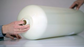 Verantwortlich für die Null-Permeation des Druckgastanks ist ein Faserverbundkunststoff aus Hochleistungsglasfasern und modifiziertem Polyamid. (Bild: DMS)