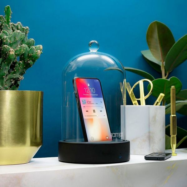 Die Smartphone-Glashaube mit Bluetooth-Lautsprecher setzt das Smartphone so in Szene, dass sogar der Weihnachtsbaum blass aussieht. Für 59,95 Euro bietet das Gerät auch noch ein eingebautes Mikrofon und eine Fernbedienung.  (www.radbag.de)