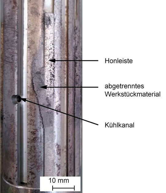 Bild 2: Dornhonleisten nach Bearbeitung ohne KSS. Vereinzelt sammelt sich abgeriebenes Material hinter den Honleisten.(Bild:  TU Berlin)