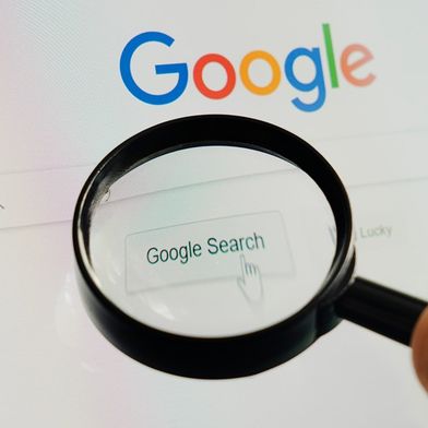 adobestock-581657941-diy13-google-ai-overview-1000x563v1 (Bild: © diy13/stock.adobe.com)