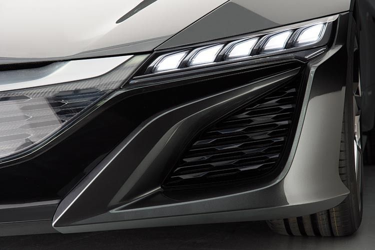 Die Front mit kurzen Überhängen und LED-Scheinwerfern passt zum aggressiven Auftreten des NSX. (Foto: Honda)