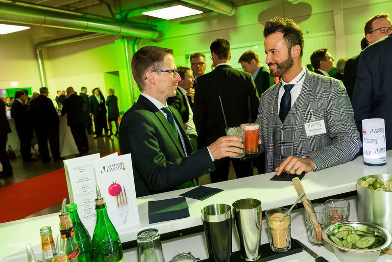 ... mit erfrischenden Getränken an der Bar, ... (Bild: Stefan Bausewein)