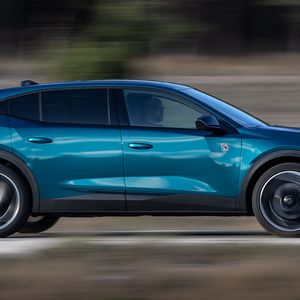 Mit 4,69 Metern Länge gehört der 408 eher in die Mittelklasse.(Bild:  Peugeot)