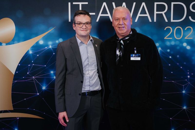 Nils Klute und Carsten Titt von Deutschen Internet-Knoten DE-CIX gucken ein wenig reserviert: Gibt es wirklich gleich einen Preis? (Bild: Manuel Emme Fotografie)