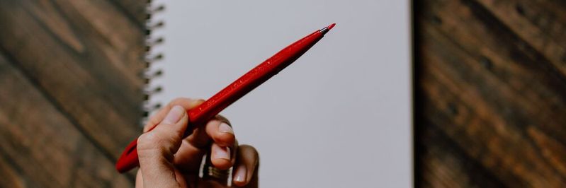 Der Rotstift macht auch vor dem B2B Marketing nicht klar. Anhaltende Krisen zwingen Führungskräfte dazu, kräftig Budgets zu kürzen. Der Rotstift macht auch vor dem B2B Marketing nicht klar. Anhaltende Krisen zwingen Führungskräfte dazu, kräftig Budgets zu kürzen.