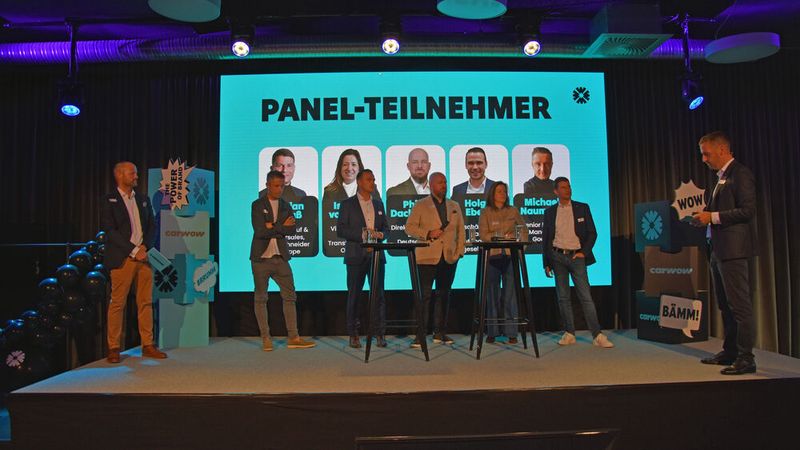 Arne Stöcker (l.) und Felix Barth (r). von Carwow moderierten die diesjährige Panel-Diskussion. An der Runde nahmen teil: (v.l.) Michael Naumann (Google Automotive), Holger Eberle (AHG), Philip Dackweiler (Dacia), Isabelle von Fircks (Ommax) und Stefan Clauß (Schneider-Gruppe). (Bild: Simon – VCG)