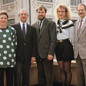 L'équipe du MSM en 1992. De gauche à droite : Claire Bruand (secrétaire de rédaction), Jacques ​ Deladoey (vente des annonces en suisse romande pour le MSM et son pendant alémanique SMM), Jean-René Gonthier (rédacteur), Ariane Demont (secrétaire des ventes) et Edouard Huguelet (rédacteur en chef).(Source :  MSM)