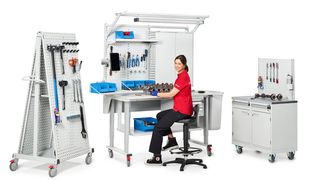 Für den neuen, elektrisch höhenverstellbaren Arbeitstisch Quatrex von Treston ist abseits „normaler“ Montagearbeiten (Bild) auch ein Erdungsset für den Einsatz in der Elektronikfertigung zu haben. (Bild: Treston)