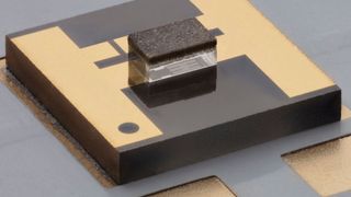 Eine in Flip-Chip-Geometrie montierte UV-LED auf AlN-Submount. Im Rahmen eines Forschungsprojekts arbeiten fünf Partner an einer leistungsstärkeren und massentauglichen UV-LED. (Bild: FBH / schurian.com)