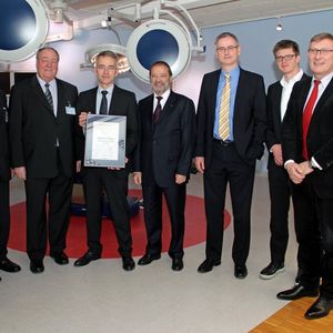 Berchtold-Geschäftsführer Theo Fritz (4. v.l.) und CMO Georg Frosch (3.v.l.) mit den Gratulanten: (v.l.) Dieter Teufel, Präsident der IHK Schwarzwald-Baar-Heuberg, Heinz-Rudi Link, Geschäftsführer der Wirtschaftsförderungsgesellschaft Schwarzwald-Baar-Heuberg, Dr. Ulrich Langlotz, CTO, Wilhelm Rosenkranz, Direktor Produktion und Logistik, beide Berchtold, und Tuttlingens Oberbürgermeister Michael Beck.