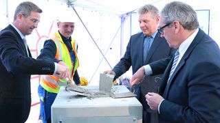 An der Kelle: Hermann Bohrer, Leiter des BMW Group Werkes München (rechts), Münchens Oberbürgermeister Dieter Reiter (Mitte) und Gesamtbetriebsratsvorsitzender Manfred Schoch. (Foto: BMW)