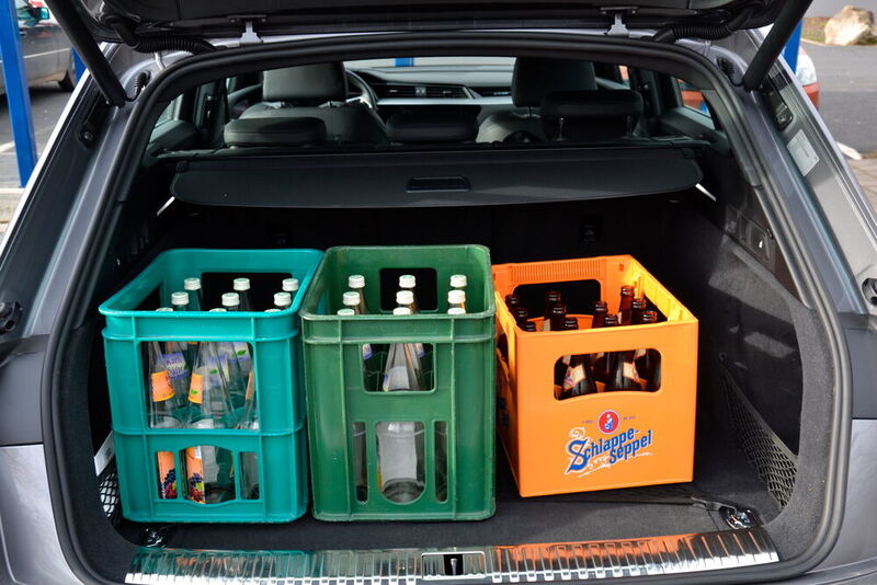 Mit 660 bis 1.725 Liter Ladevolumen bietet der Kofferraum ausreichend Platz. Wer noch mehr Getränkekisten unterbringen möchte, legt die Rücklehnen um. (Michel/»kfz-betrieb«)