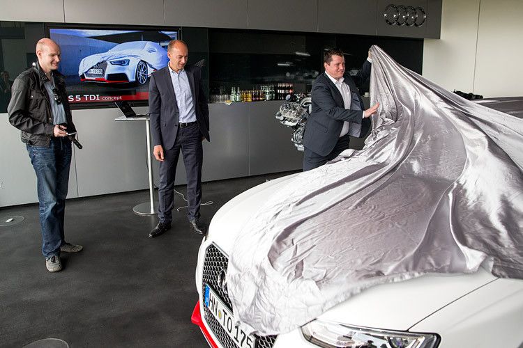 »Automobil Industrie«-Reporter Jens Meiners (l.) mit Dr. Stefan Knirsch, Leiter Aggregate bei Audi bei der „kleinen Enthüllung“ einer der RS5 TDI vor der Testfahrt. Zum Termin hatte Audi ... (Foto: Alexander Herold)