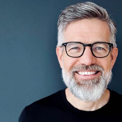 Oliver Köth von NTT Data betont, dass in der Fertigung nicht die größten Modelle, sondern präzise trainierte kompakte Modelle den größten Nutzwert liefern. (Bild: NTT Data)