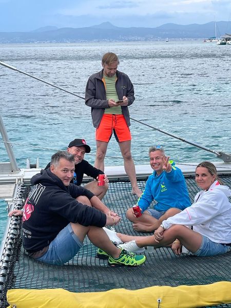 Partner genießen die Katamaran-Tour auf dem Netz über dem Wasser (Bild: Synaxon)