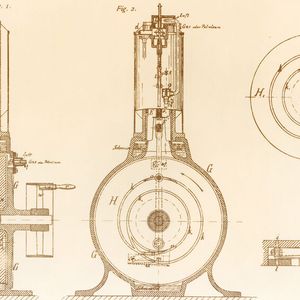 Am 16. Dezember 1883 ließ Gottlieb Daimler einen ersten Motor patentieren. Die wichtigste Teilinnovation ist die von Partner Wilhelm Maybach erdachte Glührohrzündung, die eine sichere Zündung gewährleistet und die gewünschte Drehzahlerhöhung ermöglicht. Weitere Innovationen sind der Schwimmervergaser und die Kurvennutensteuerung für das Auslassventil. 1884 wird das Prinzip dann in eine kompakte Einheit übertragen, die „Standuhr“. Das Aggregat leistet in seiner ersten Ausführung 0,74 kW/1 PS bei 600/min. (Bild:  Mercedes-Benz)
