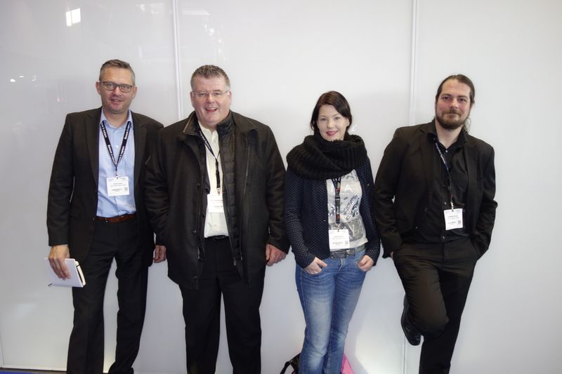 Wer hat (v. l.) André Hoock, BenQ, und das Delo Team Carl-Christian Hagebusch, Astrid Sievers und Christoph Kinner an die Wand gestellt!. (Bild: IT-BUSINESS)