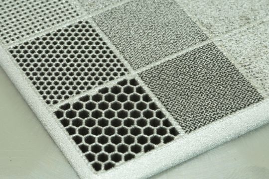 Als Demonstrator zeigt das Fraunhofer ILT eine Elektrolysezelle mit einer im PBF-LB/M-Prozess gefertigten, graduiert porösen Transportschicht aus reinem Titan.(Bild:  Fraunhofer ILT)