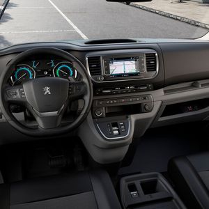 Innen sieht es Transporter-typisch eher nüchtern aus.(Bild:  Peugeot)