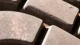 Derzeit landen Pkw- und Lkw-Reifen nach ihrer Entsorgung meist auf Deponien oder in der Verbrennung. (Bild: Neste)