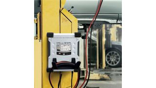 Das Ladegerät lässt sich durch eine optionale Magnethalterung platzsparend auch an Hebebühnen bohrlochfrei befestigen. (GYS)