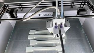 Vom Rapid Protoyping zur Additiven Fertigung. Das Tüv-Zertifikat ist ein Hinweis auf die Eignung des Fertigungsverfahrens und des Materials. (Lehvoss)