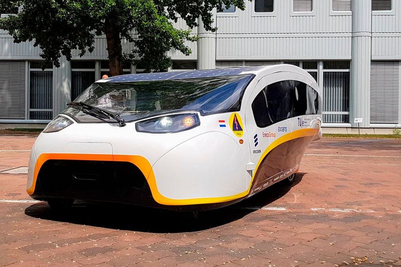 Das Solarauto hat zwar bereits eine reguläre Straßenzulassung – doch nicht nur wegen der fehlenden Klimatisierung möchte der Normalfahrer damit eher nicht täglich zur Arbeit fahren. (Bild: SP-X/Peter Weißenberg)