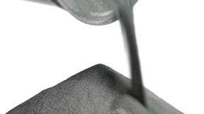 Überfallartig reagieren! Monometalle haben zwar auch schon nützliche Eigenschaften, doch Legierungen sind noch nützlicher. Forscher am KIT wollen deshalb mit metallischen Nanopulvern (Symbolbild) versuchen, bisher nicht machbare Legierungen zu entwickeln. (Bild: Metal Heart)