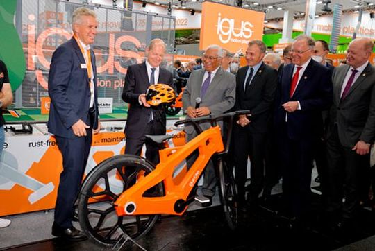 Von wegen Abfall! Aus ausgedientem Kunststoff baut Igus dieses Urban Bike, dessen positive Eigenschaften kaum ein anderes Material oder ein Werkstoffmix ins Feld führen könnte. Auch Bundeskanzler Olaf Scholz war erstaunt. Radeln wir den Kunststoffmüll doch einfach weg! Hier mehr dazu... Von wegen Abfall! Aus ausgedientem Kunststoff baut Igus dieses Urban Bike, dessen positive Eigenschaften kaum ein anderes Material oder ein Werkstoffmix ins Feld führen könnte. Auch Bundeskanzler Olaf Scholz war erstaunt. Radeln wir den Kunststoffmüll doch einfach weg! Hier mehr dazu...